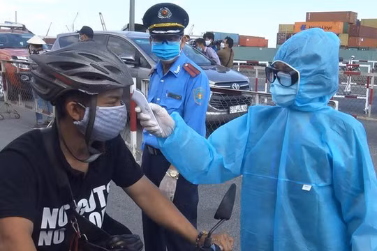 Kiểm tra thân nhiệt người dân tại các chốt kiểm dịch COVID-19 ở cửa ngõ vào TP.HCM (Ảnh: Ngô Bình) 