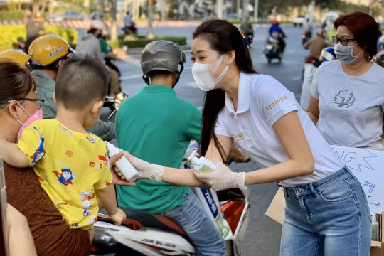 Cử chỉ đẹp của Hoa hậu Khánh Vân gửi tặng 200 chai nước rửa tay sát khuẩn cho người dân