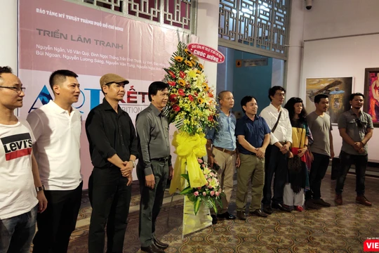 Triển lãm “Kết nối” của 11 họa sĩ đương đại khởi nguồn từ những trao đổi trên mạng xã hội facebook (Ảnh: Hòa Bình) 