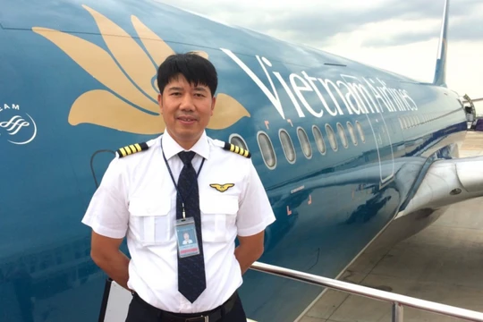 Cơ trưởng Phạm Đình Hưng sáng nay đã rời sân bay Nội Bài đi Bata (Guinea Xích đạo) đón 219 người Việt hồi hương, trong đó có 129 người nhiễm COVID-19 (Ảnh: báo Giao thông) 