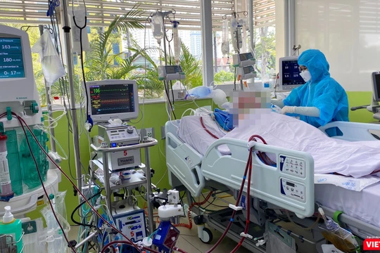 Bệnh nhân 91 phi công người Anh có dấu hiệu hồi tỉnh, bắt đầu cử động các đầu chi (Ảnh: BVCR) 