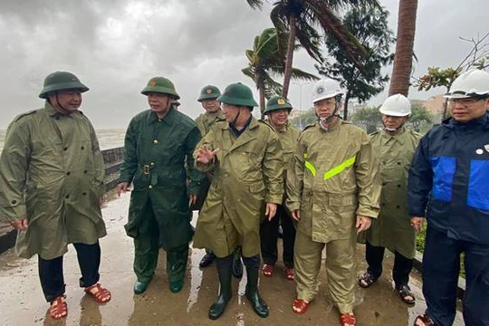 Phó Thủ tướng Trịnh Đình Dũng, Bộ trưởng Bộ NN&PTNT Nguyễn Xuân Cường, Bí thư Tỉnh uỷ Nguyễn Văn Quảng tại đê biển dọc đường Nguyễn Tất Thành, quận Liên Chiểu (Ảnh: PV)