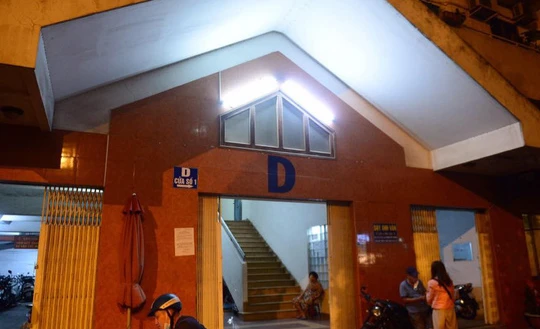 Lối vào Lô D chung cư Phạm Viết Chánh (Ảnh: Quang Định) 