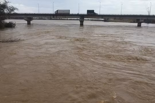 Nước sông Trà Câu đã vượt mức báo động 3 (Ảnh: Báo Quảng Ngãi)