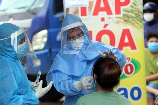 Lấy mẫu xét nghiệm COVID-19 tại Đà Nẵng (Ảnh: VH) 