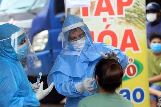 Lấy mẫu xét nghiệm COVID-19 tại Đà Nẵng (Ảnh: VH) 