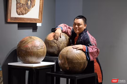 Họa sĩ Hà Hùng Dũng gây bất ngờ với bộ sưu tập "Ngẫu hứng với gốm" (Ảnh: HB) 