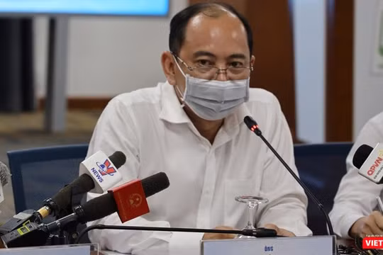 BS Tăng Chí Thượng - Phó GĐ Sở Y tế TP.HCM cho biết Sở đã tiến hành điều tra khẩn cấp hơn 100 trường hợp tiếp xúc gần với BN449 và BN450 (Ảnh: Đình Nguyên) 