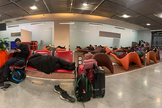 Tấm ảnh ít ỏi mà các du học sinh Việt gửi về cho gia đình khi bị mắc kẹt tại sân bay CDG Paris, Pháp (Ảnh: NVCC) 