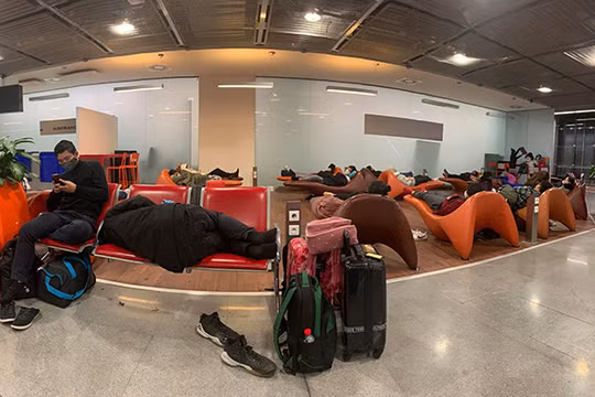 Tấm ảnh ít ỏi mà các du học sinh Việt gửi về cho gia đình khi bị mắc kẹt tại sân bay CDG Paris, Pháp (Ảnh: NVCC) 