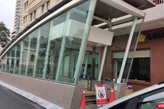 Lối xuống Ga Metro trung tâm, trước cửa Nhà hát TP.HCM (Ảnh: Hòa Bình) 