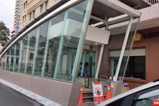 Lối xuống Ga Metro trung tâm, trước cửa Nhà hát TP.HCM (Ảnh: Hòa Bình) 