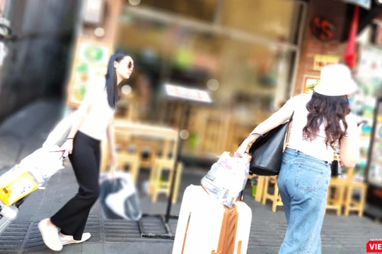 Du khách đến phố Tây Bùi Viện chiều 12/2 hờ hững lướt qua các nhà hàng vắng tanh (Ảnh: Hòa Bình) 