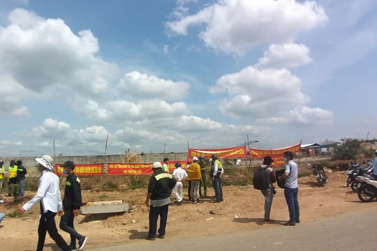 Công nhân nhà thầu phụ kéo ra công trường khiếu nại ngày 9/5 (Ảnh: T.P) 