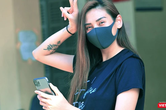 Siêu mẫu Võ Hoàng Yến tạm biệt khu cách ly (Ảnh: FBNV) 