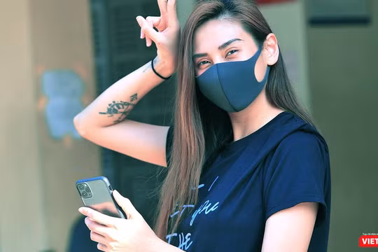 Siêu mẫu Võ Hoàng Yến tạm biệt khu cách ly (Ảnh: FBNV) 