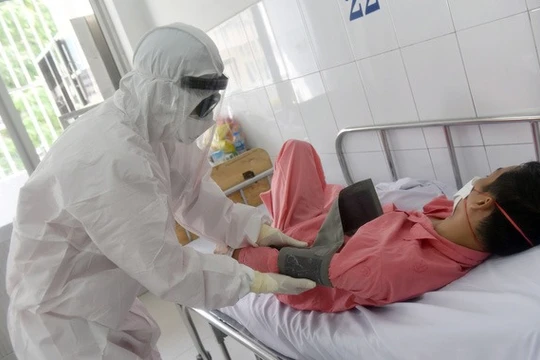 Bác sĩ điều trị chăm sóc bệnh nhân COVID-19 (Ảnh-Nguyễn Gia)