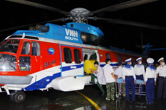 Chuyển bệnh nhân từ Đảo Trường Sa vào đất liền bằng trực thăng (Ảnh: BV 175) 