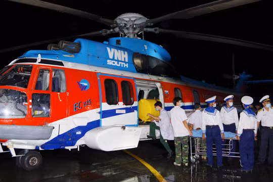Chuyển bệnh nhân từ Đảo Trường Sa vào đất liền bằng trực thăng (Ảnh: BV 175) 