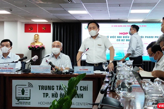 Ông Từ Lương, Giám đốc Trung tâm Báo chí TP.HCM phát biểu tại buổi thông tin về trường hợp đại biểu Quốc hội Phạm Phú Quốc có hai quốc tịch (Ảnh: Hòa Bình) 