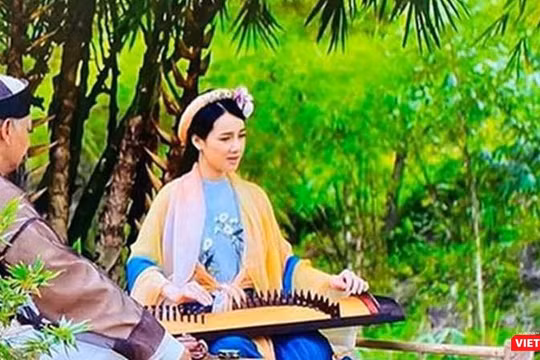 Cảnh Nhã Phương cầm đàn ngược trong phim Trạng Quỳnh (Ảnh: ĐPCC) 