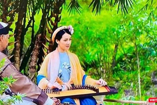 Cảnh Nhã Phương cầm đàn ngược trong phim Trạng Quỳnh (Ảnh: ĐPCC) 