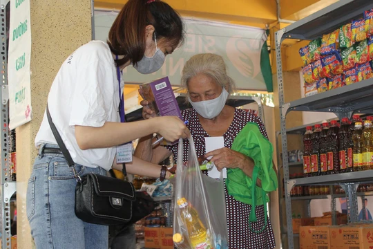 Tình nguyện viên ở Siêu thị hạnh phúc 0 đồng mang đồ giúp người nghèo (Ảnh: Chân Tâm) 
