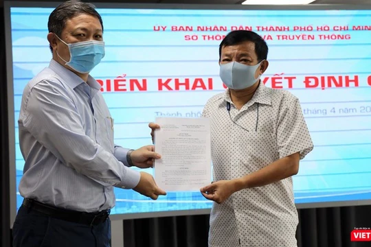 Phó Chủ tịch UBND TP.HCM Dương Anh Đức trao quyết định bổ nhiệm Phó Giám đốc Trung tâm Báo chí TPHCM cho ông Nguyễn Văn Khanh (Ảnh: Đình Nguyên) 