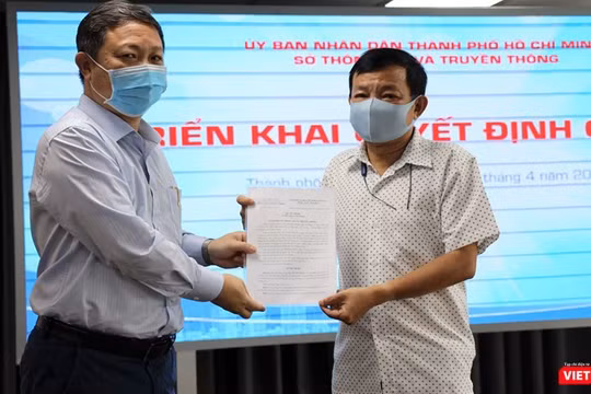 Phó Chủ tịch UBND TP.HCM Dương Anh Đức trao quyết định bổ nhiệm Phó Giám đốc Trung tâm Báo chí TPHCM cho ông Nguyễn Văn Khanh (Ảnh: Đình Nguyên) 