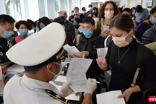 Kiểm dịch y tế quốc tế cho người nhập cảnh tại sân bay Tân Sơn Nhất (Ảnh: TTKD) 