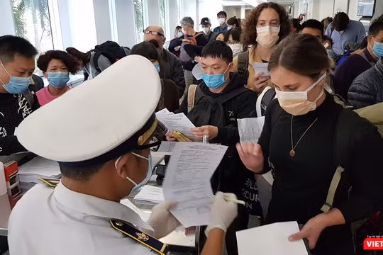 Kiểm dịch y tế quốc tế cho người nhập cảnh tại sân bay Tân Sơn Nhất (Ảnh: TTKD) 