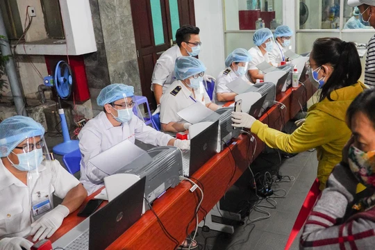 Lấy mẫu xét nghiệm hành khách tại ga Sài Gòn sáng 11/4 (Ảnh: Chí Bình)