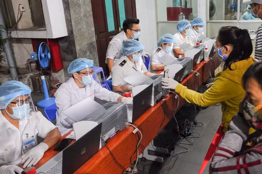 Lấy mẫu xét nghiệm hành khách tại ga Sài Gòn sáng 11/4 (Ảnh: Chí Bình)