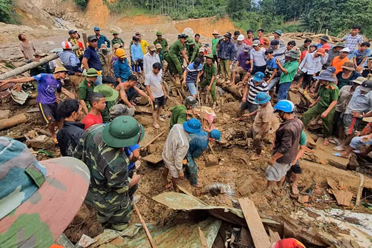Cứu hộ cứu nạn ở Trà Leng (Ảnh: An Bằng)