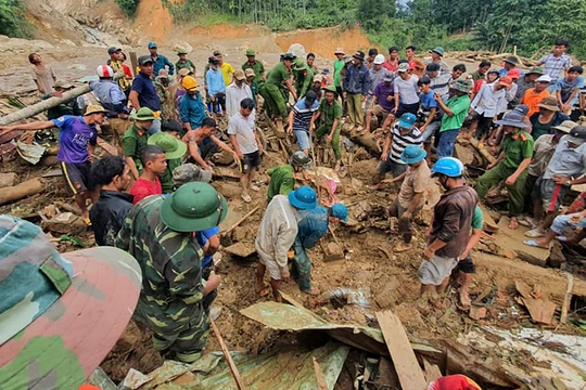 Cứu hộ cứu nạn ở Trà Leng (Ảnh: An Bằng)