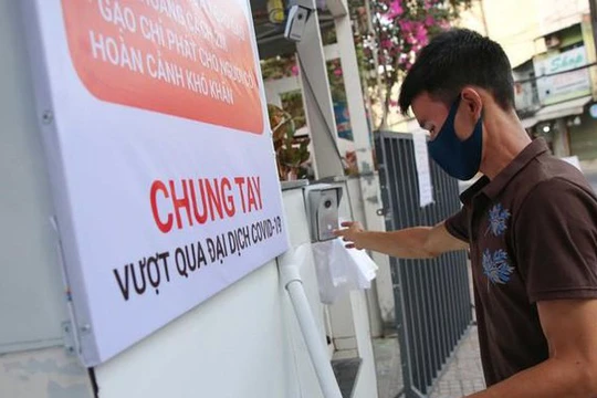 Máy phát gạo miễn phí giúp người nghèo vượt qua đại dịch COVID-19 (Ảnh: Hoàng Triều) 