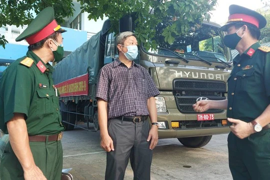 Thứ trưởng Bộ Y tế Nguyễn Trường Sơn đã đi kiểm tra công tác tiếp nhận, sắp xếp kho tiền phương phòng chống dịch COVID-19 khu vực miền Trung (Ảnh: Anh Văn) 