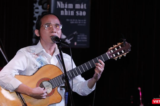 Nhạc sĩ Hà Chương hát trong buổi ra mắt cuốn sách "Nhắm mắt nhìn sao" tối 12/7 (Ảnh: Hòa Bình) 