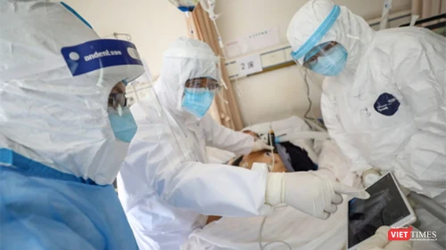 Can thiệp ECMO cứu bệnh nhân 91 đang nguy kịch (Ảnh: BYT) 