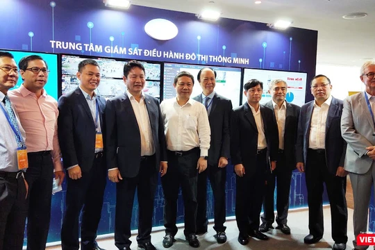 Ông Nguyễn Minh Hồng - Chủ tịch Hội Truyền thông số Việt Nam và các lãnh đạo tham quan Trung tâm Điều hành giám sát đô thị thông minh (Ảnh: Hòa Bình)