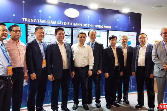 Ông Nguyễn Minh Hồng - Chủ tịch Hội Truyền thông số Việt Nam và các lãnh đạo tham quan Trung tâm Điều hành giám sát đô thị thông minh (Ảnh: Hòa Bình)