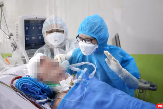 Điều dưỡng và các bác sĩ điều trị đã từng bước giúp bệnh nhân 91, ca mắc COVID-19 nặng nhất dần hồi phục (Ảnh: BVCR) 