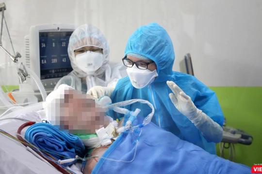 Điều dưỡng và các bác sĩ điều trị đã từng bước giúp bệnh nhân 91, ca mắc COVID-19 nặng nhất dần hồi phục (Ảnh: BVCR) 