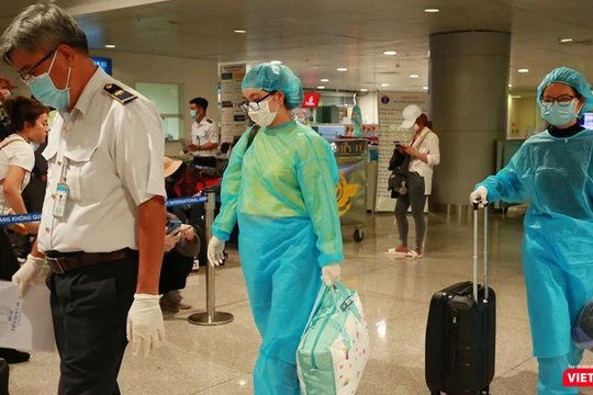 Hành khách về từ Hàn Quốc được kiểm tra y tế kỹ càng và đưa về các khu cách ly (Ảnh: Trung tâm Kiểm dịch Y tế Quốc tế TP.HCM) 