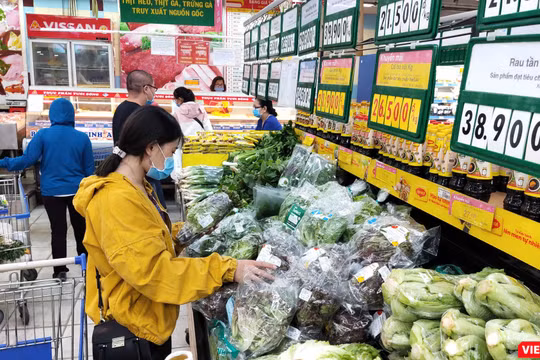 Người dân lo sợ giá cả tăng cao khi phải đối phó với tình huống khẩn cấp vì dịch bệnh COVID-19 (Ảnh: Hòa Bình) 