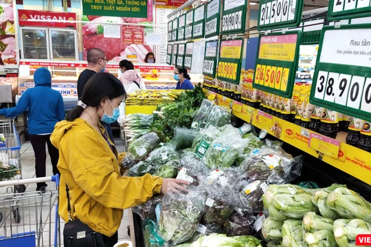 Người dân lo sợ giá cả tăng cao khi phải đối phó với tình huống khẩn cấp vì dịch bệnh COVID-19 (Ảnh: Hòa Bình) 