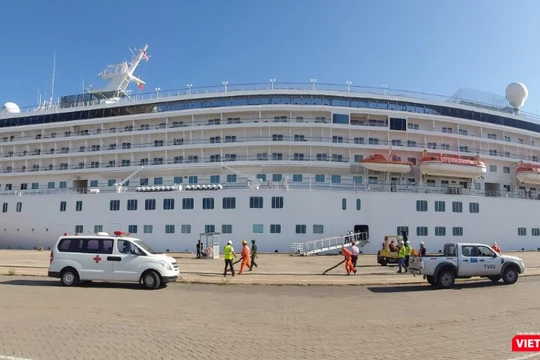 Tàu du lịch Crystal Symphony nhập cảnh vào TP.HCM hôm 22/2 (Ảnh: Trung tâm Kiểm dịch y tế quốc tế TP.HCM) 