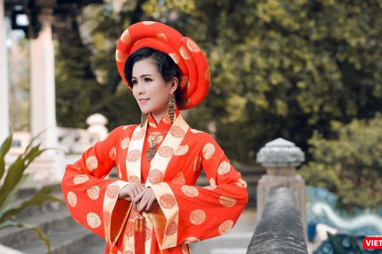 Diễn viên điện ảnh Thùy Trang khoe vẻ bí ẩn, quyền lực với mẫu áo đặc biệt (Ảnh: DL Duy) 