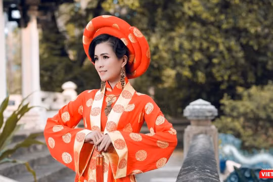 Diễn viên điện ảnh Thùy Trang khoe vẻ bí ẩn, quyền lực với mẫu áo đặc biệt (Ảnh: DL Duy) 