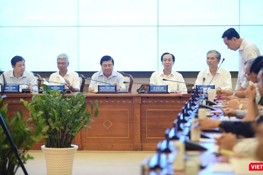 Nhiều Sở, ngành có mặt tại cuộc họp chiều nay 4/6, về tình hình kinh tế - xã hội, quốc phòng – an ninh của TP.HCM (Ảnh: TTBC)